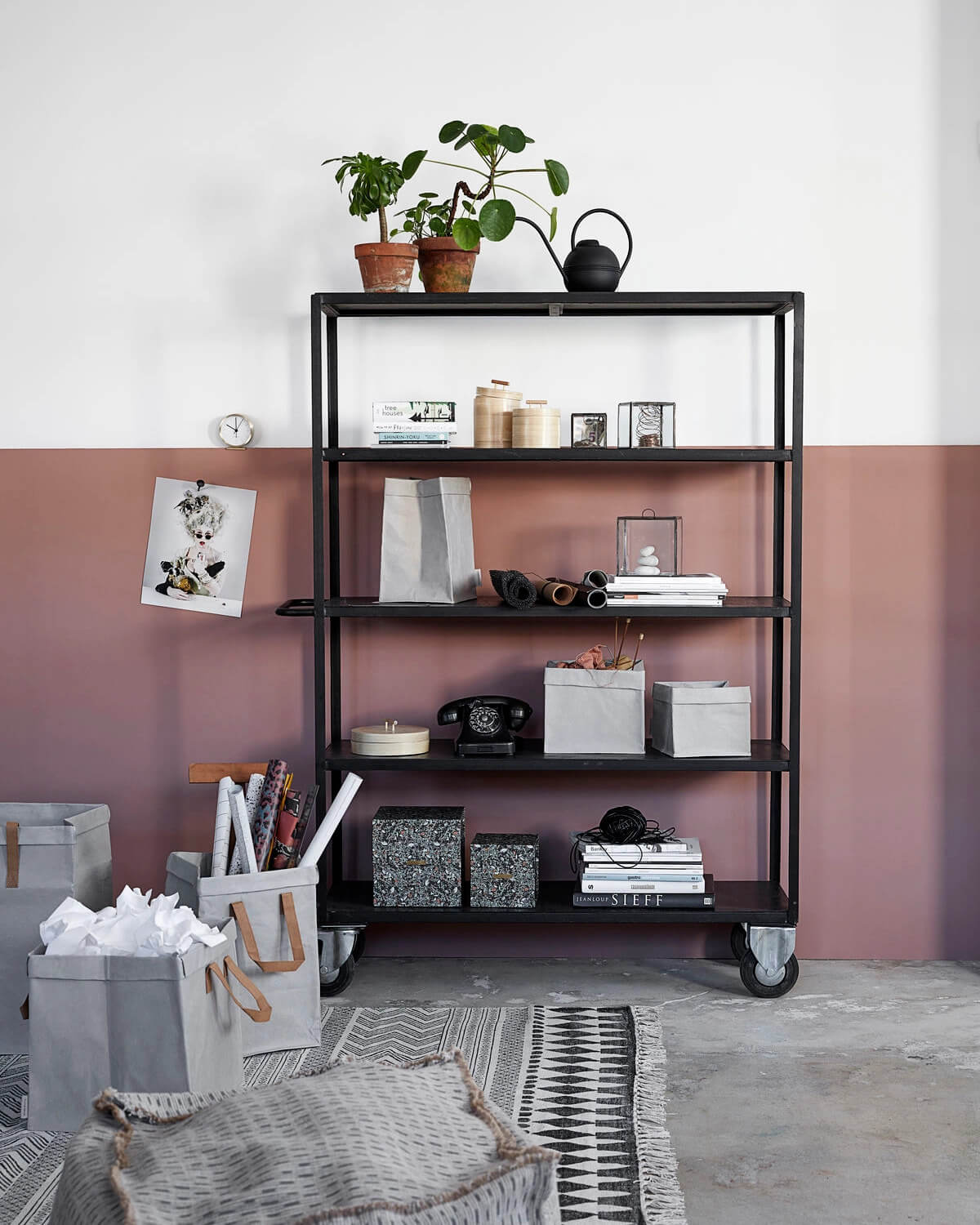 House Doctor hoge kast op wielen, zwart