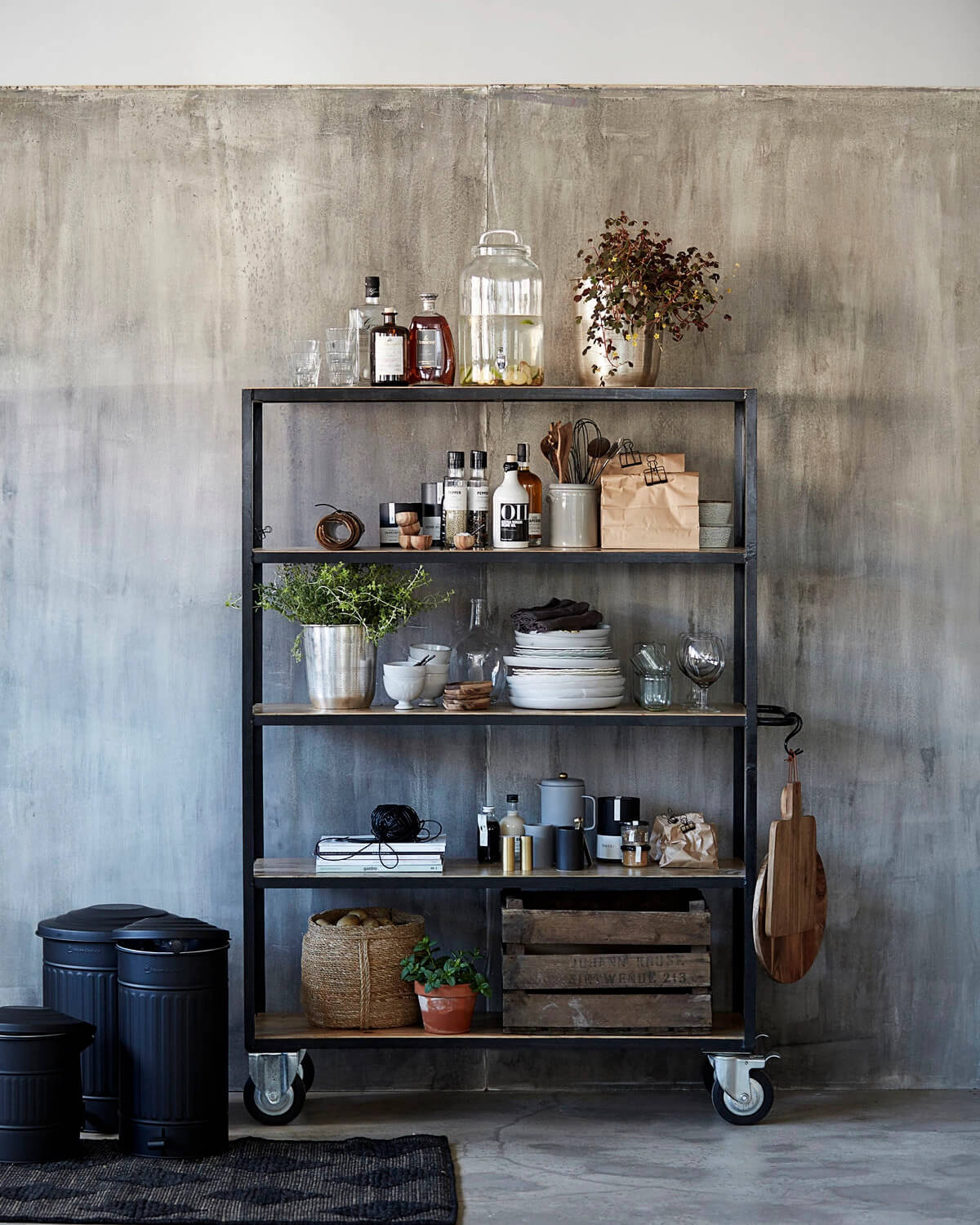 House Doctor hoge kast op wielen, zwart staal en mango hout