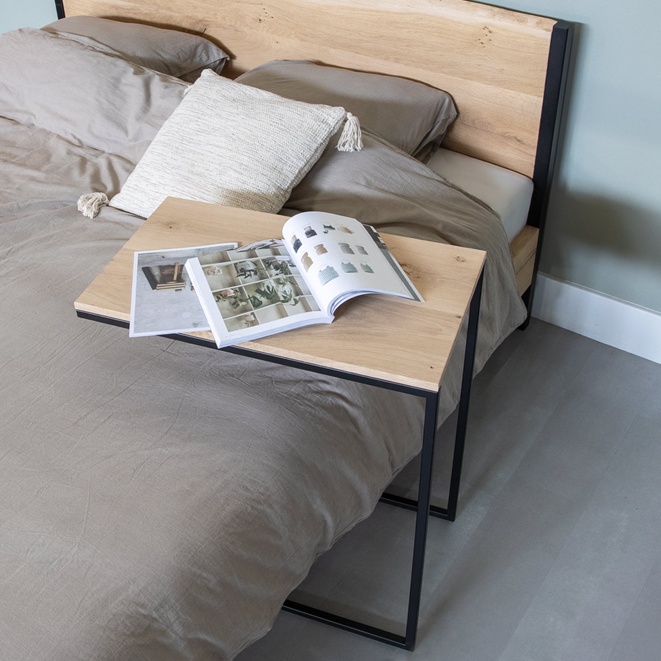 Eiken bedtafel met staal frame