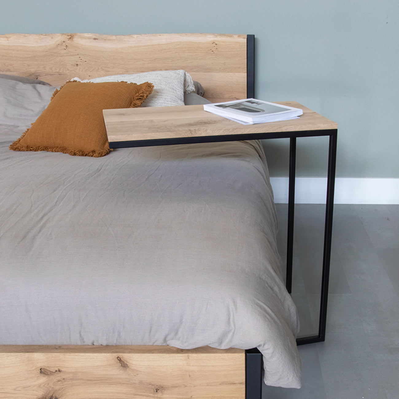 Eiken bedtafel met staal frame