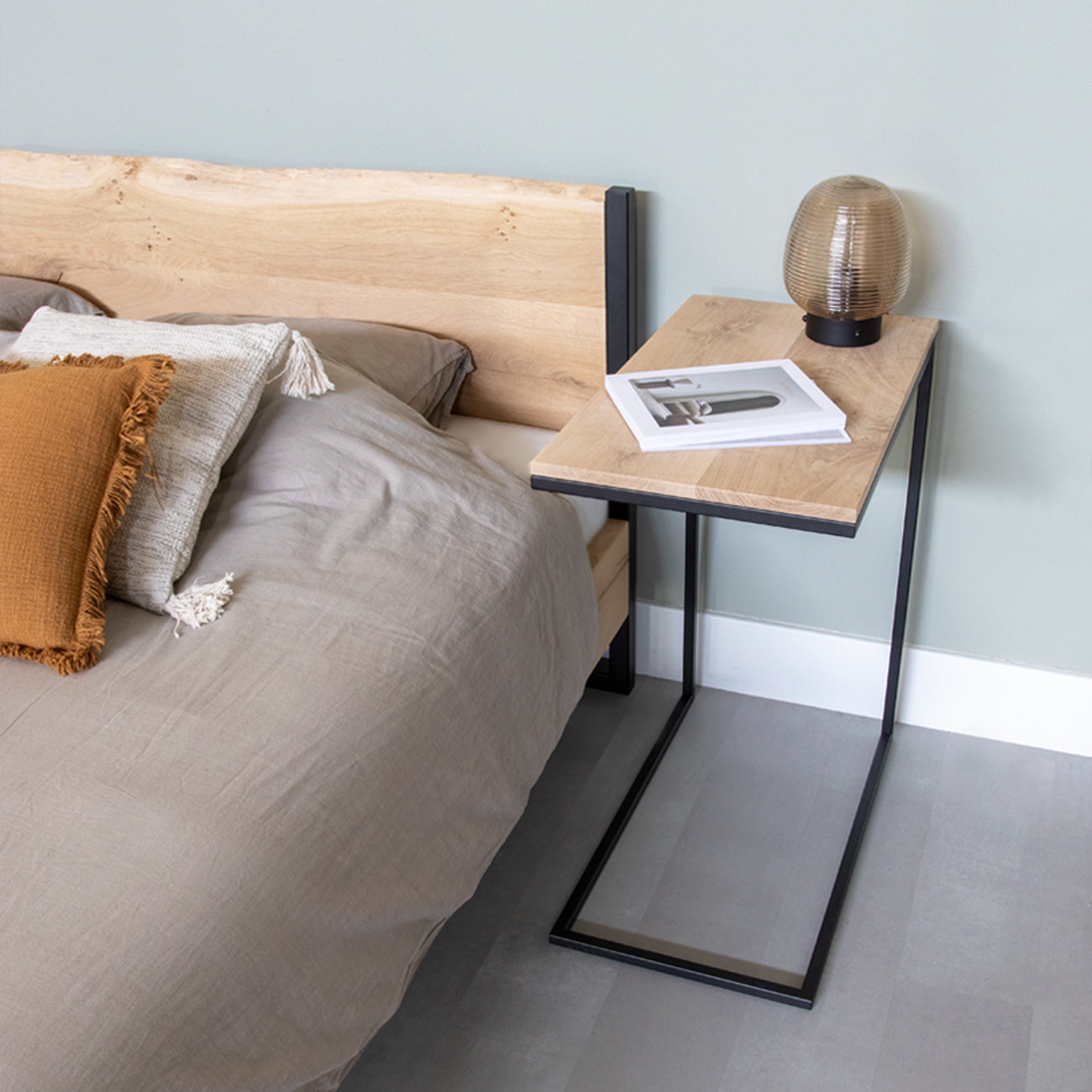 Eiken bedtafel met staal frame