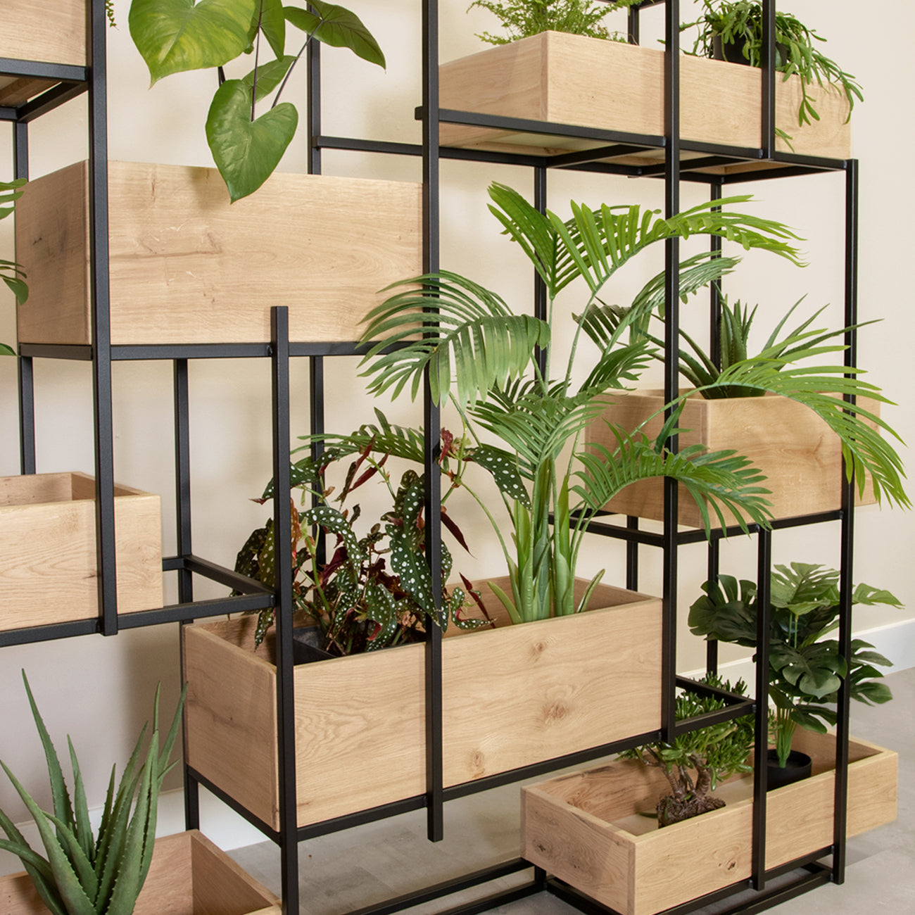 Stalen roomdivider met houten plantenbakken