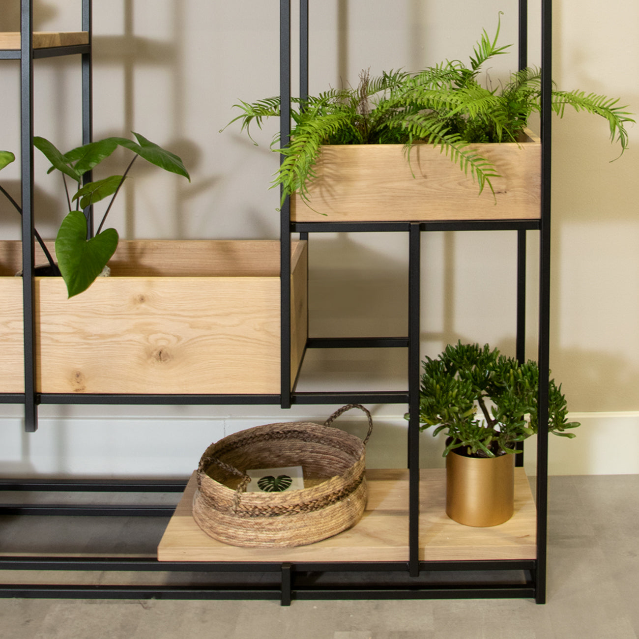 Roomdivider met plantenbakken en planken