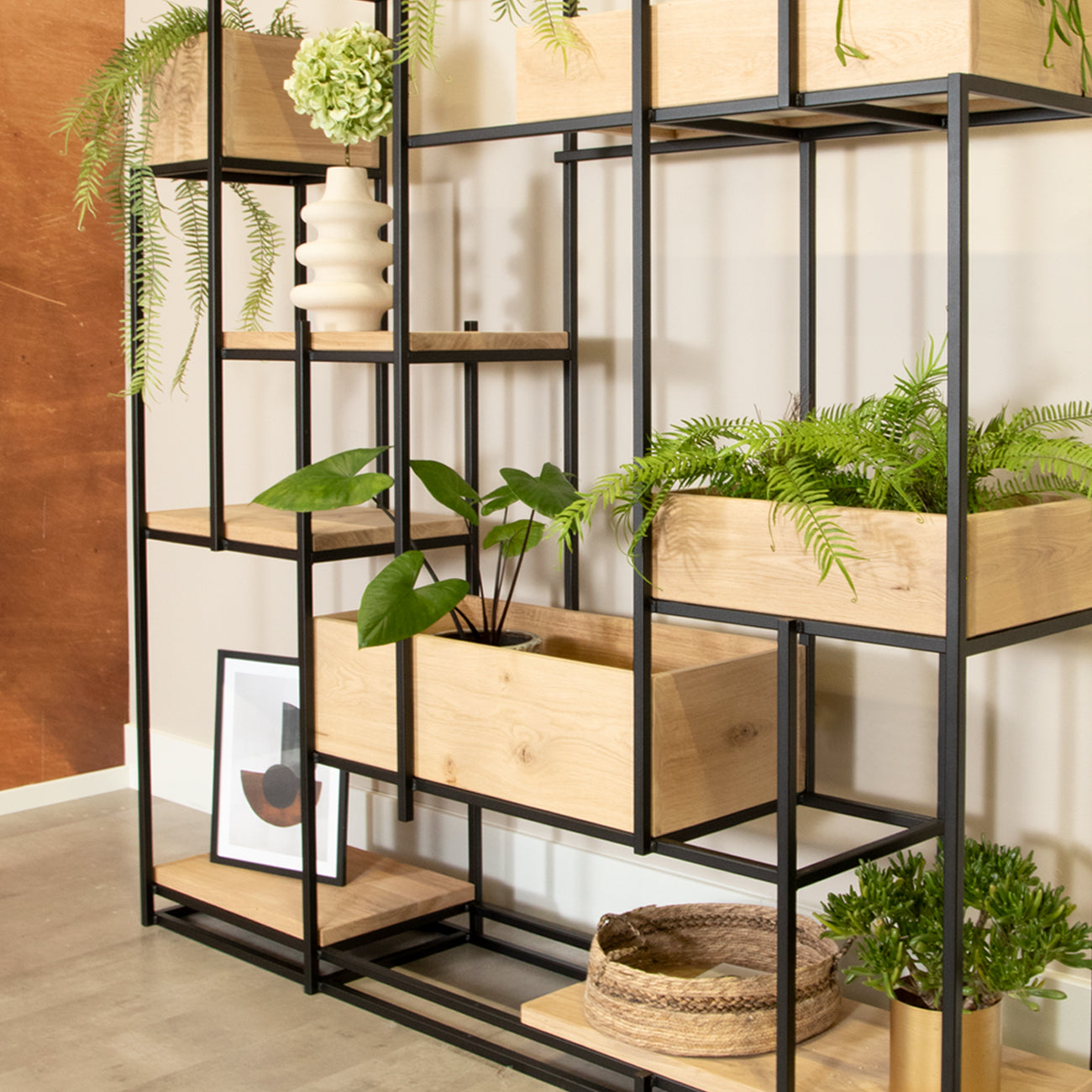 Roomdivider met plantenbakken en planken