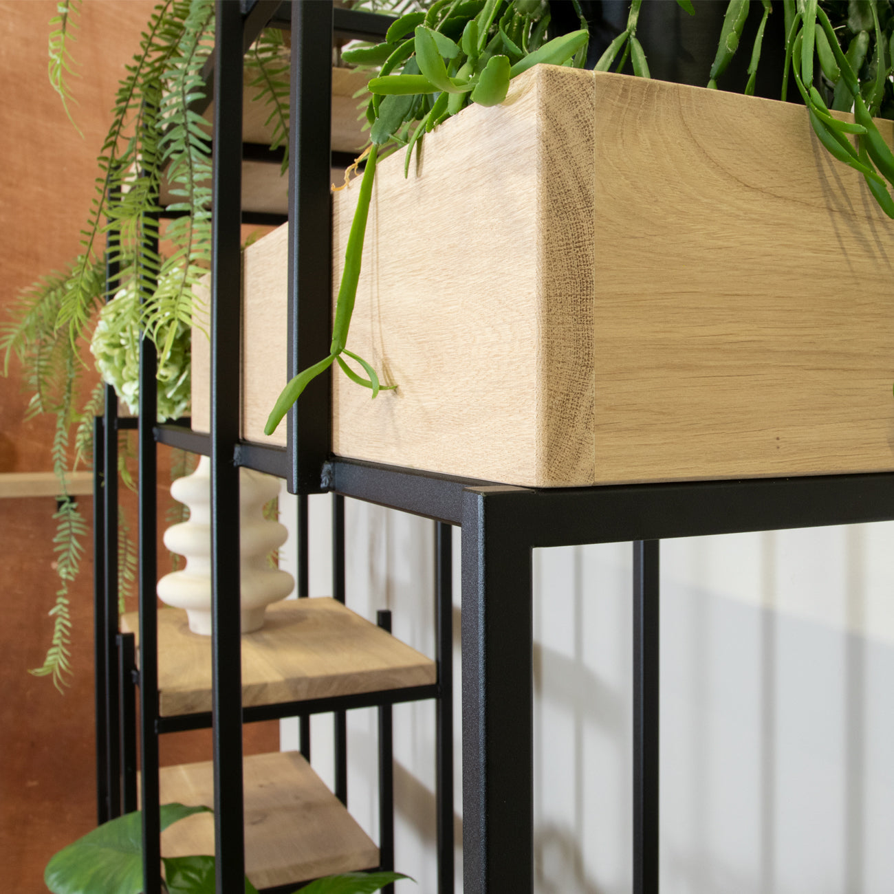 Roomdivider met plantenbakken en planken