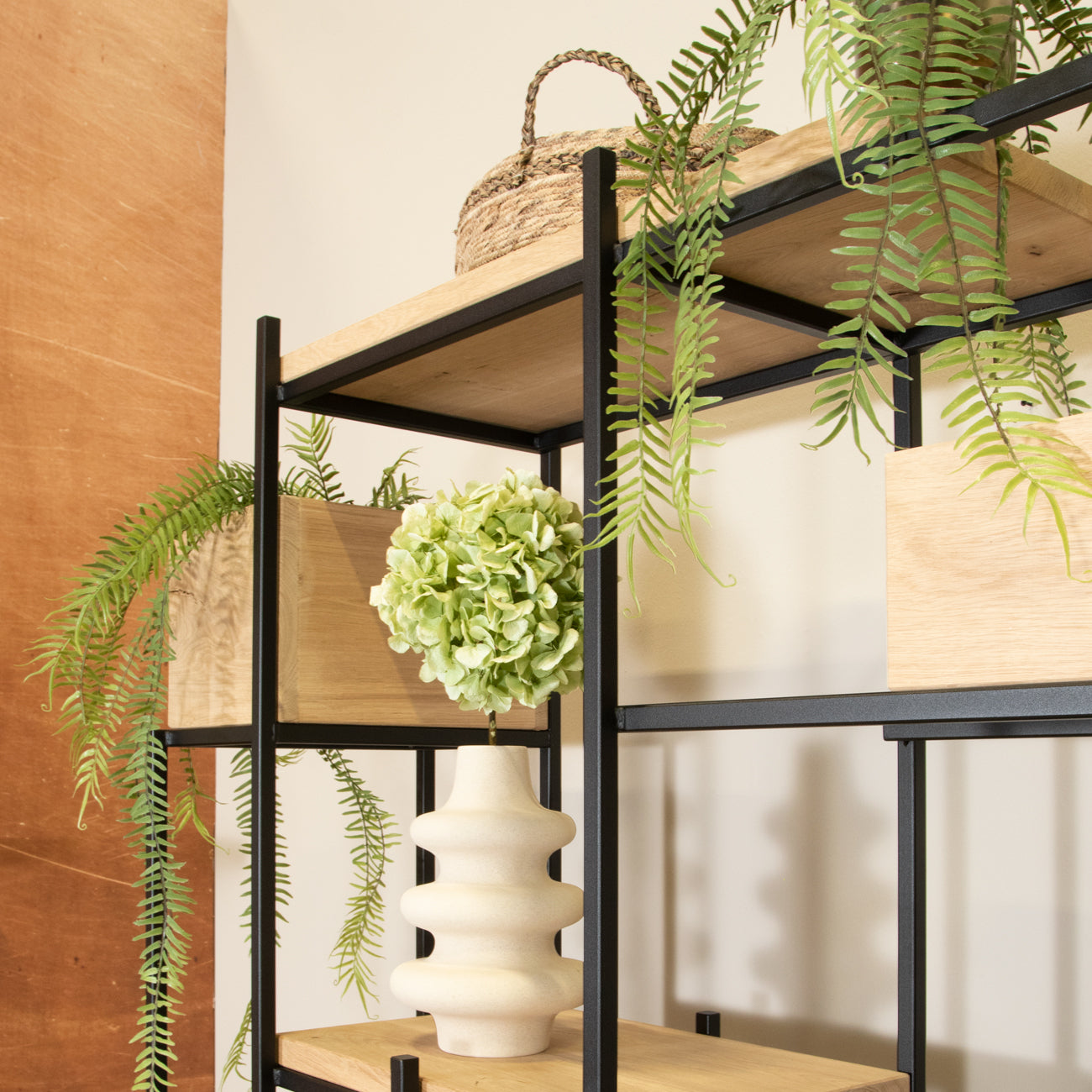 Roomdivider met plantenbakken en planken