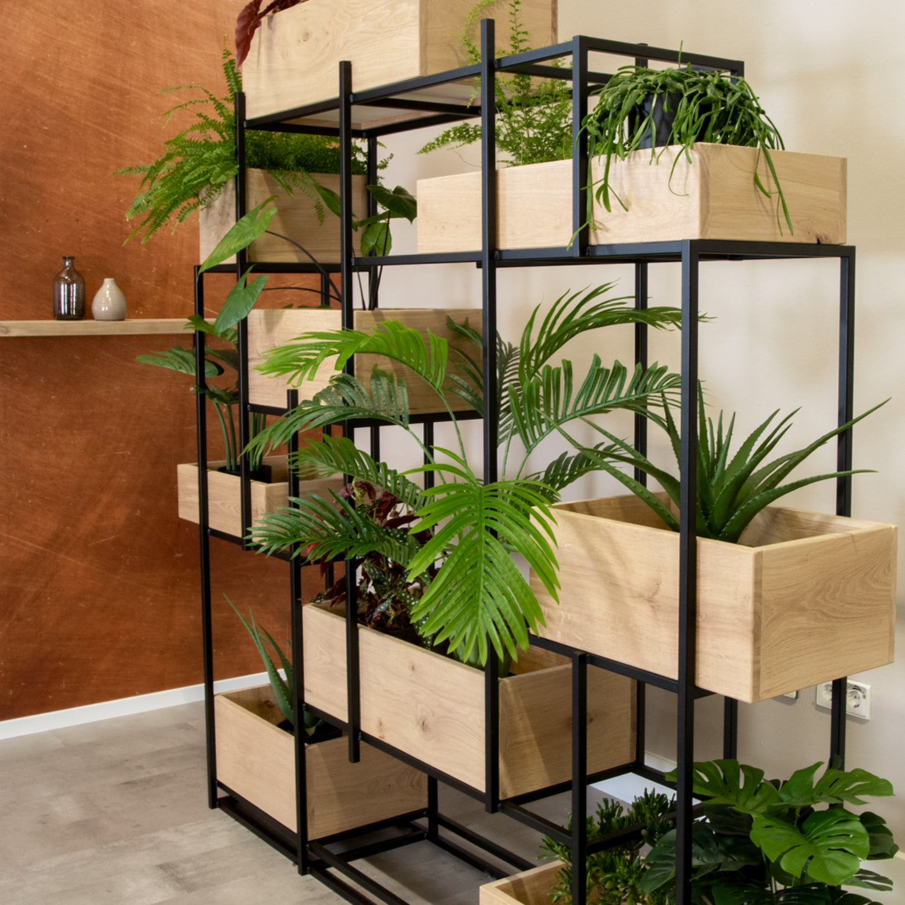 Stalen roomdivider met houten plantenbakken