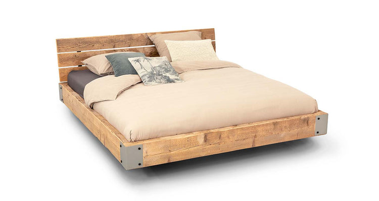 Zwevend bed oude balken