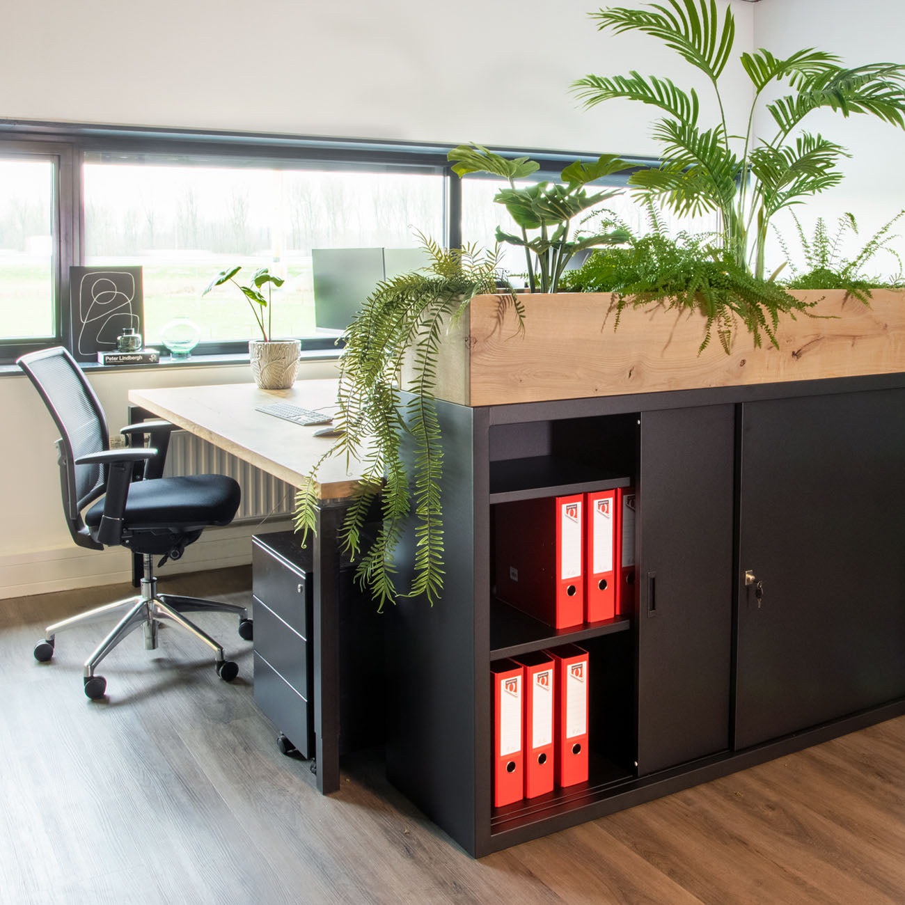 Schuifdeurkast met plantenbak