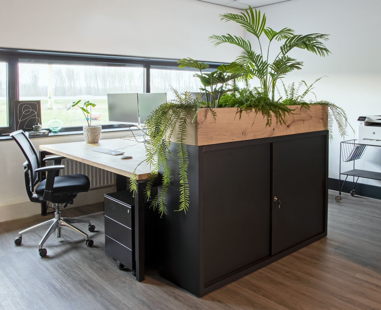 Schuifdeurkast met plantenbak