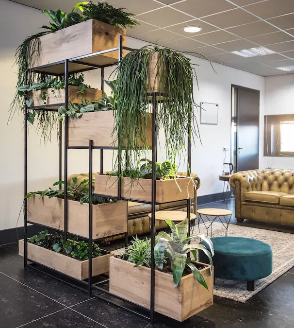Stalen roomdivider met houten plantenbakken