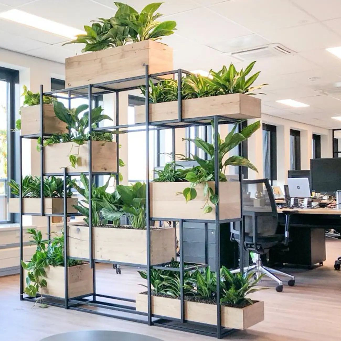 Stalen roomdivider met houten plantenbakken