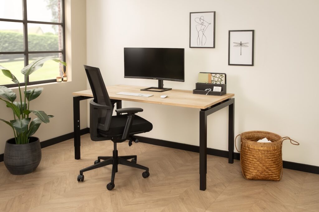 Sfeerbeeld van massief eikenhouten bureau Hoost