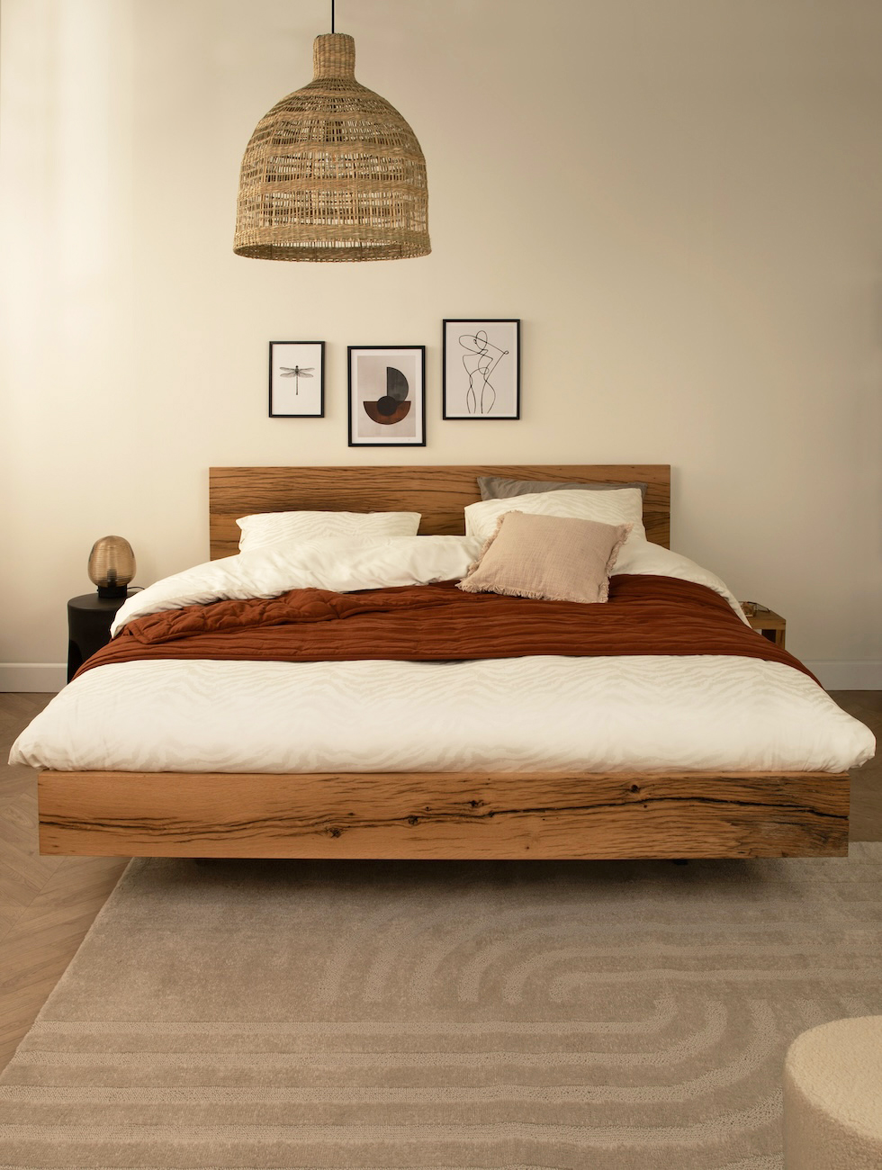 Zwevend en duurzaam bed van oud eiken planken.